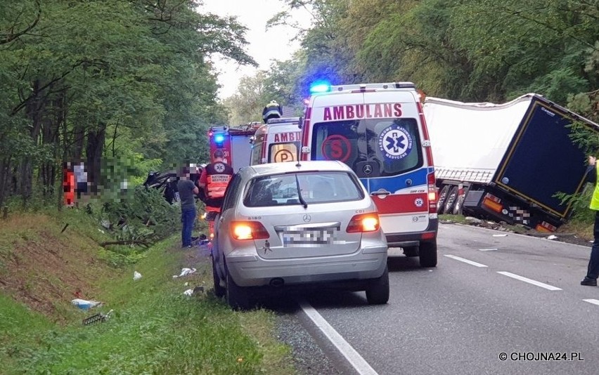 Tragiczny wypadek na DK26. Samochód osobowy zderzył się z ciężarówką. Jedna osoba nie żyje