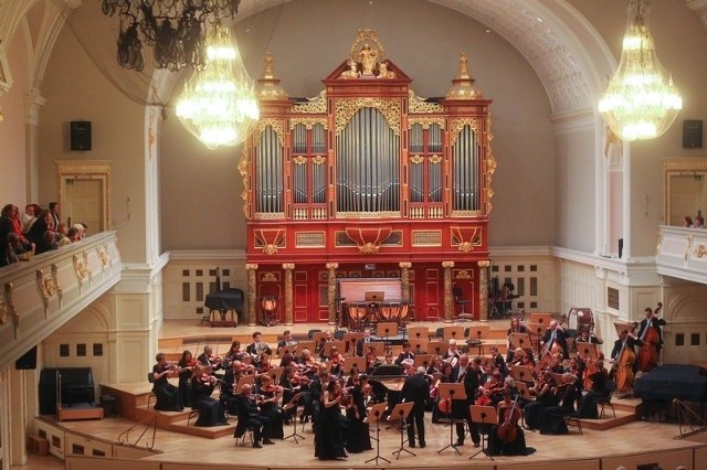 Kompozycje Josepha Haydna i Bohuslava Martinu wypełniły w minioną sobotę ostatni w tym sezonie Koncert Poznański w Auli UAM