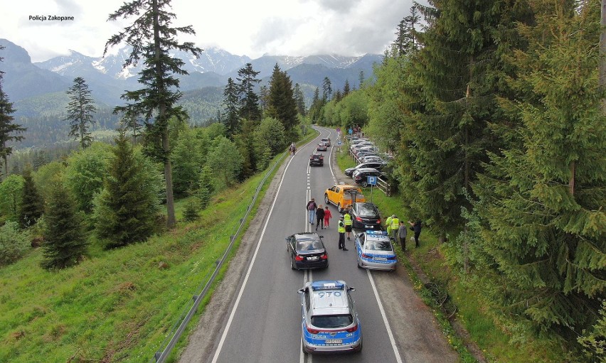 Zakopane. Uwaga turyści! Policja znów odholowuje auta z okolic drogi do Morskiego Oka