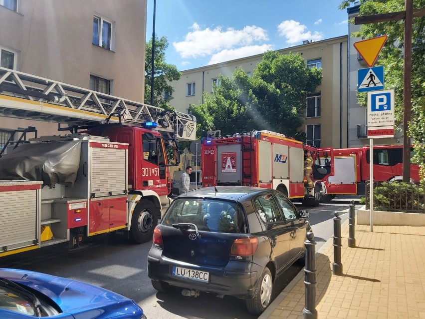 Lublin: Pożar dachu kamienicy na ulicy Wschodniej. Interweniowały 4 zastępy straży pożarnej