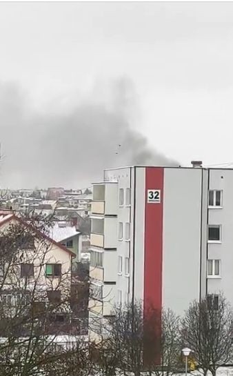 Tragiczny pożar na ul. Bacieczki w Białymstoku. 7 zastępów straży pożarnej na miejscu