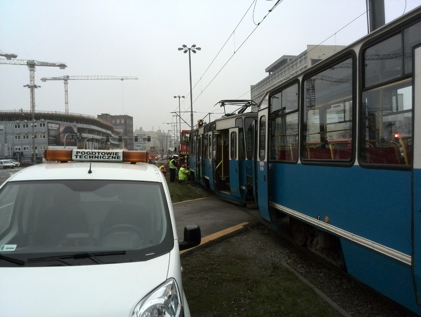 Wrocław: Wykolejenie tramwaju na pl. Dominikańskim (FOTO, OBJAZDY)