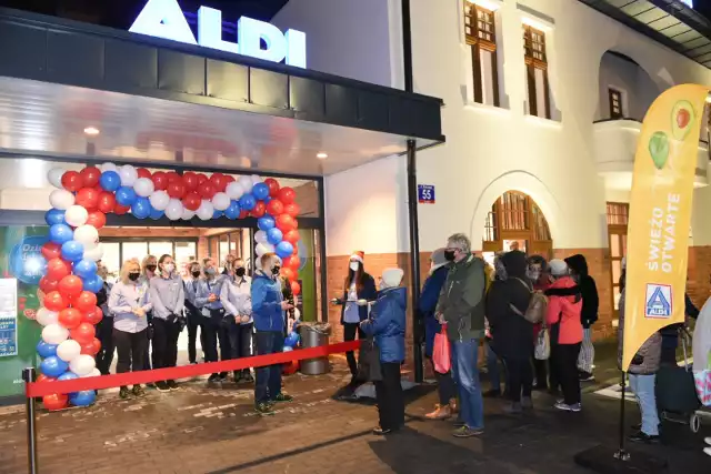 W środę, 16 grudnia, o godz. 6:00 w Toruniu przy ul. Kościuszki 55 otwarcia doczekał się nowy sklep Aldi. Sieć przygotowała specjalne promocje i darmowe upominki dla klientów, dlatego ci wyczekiwali w kolejce jeszcze w godzinach nocnych! Zobaczcie, jak było na otwarciu nowego Aldiego w Toruniu!