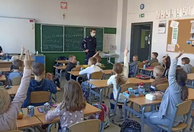 Wczoraj policjanci z Komendy Miejskiej Policji w Słupsku odwiedzili uczniów klas pierwszych szkół podstawowych, aby opowiedzieć im o zasadach bezpieczeństwa, do których należy się stosować podczas codziennego korzystania z Internetu. „Bezpieczny w sieci”.