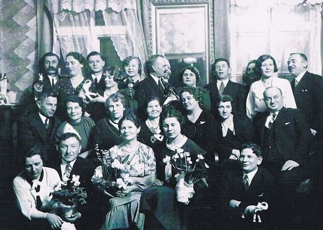 W saloniku babuni Zofii, przy ul. Knyszyńskiej często odbywały się takie spotkania towarzyskie, 1931 r.