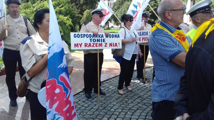 Kraków. Protest pracowników Wód Polskich. Domagają się obiecanych przez rząd podwyżek