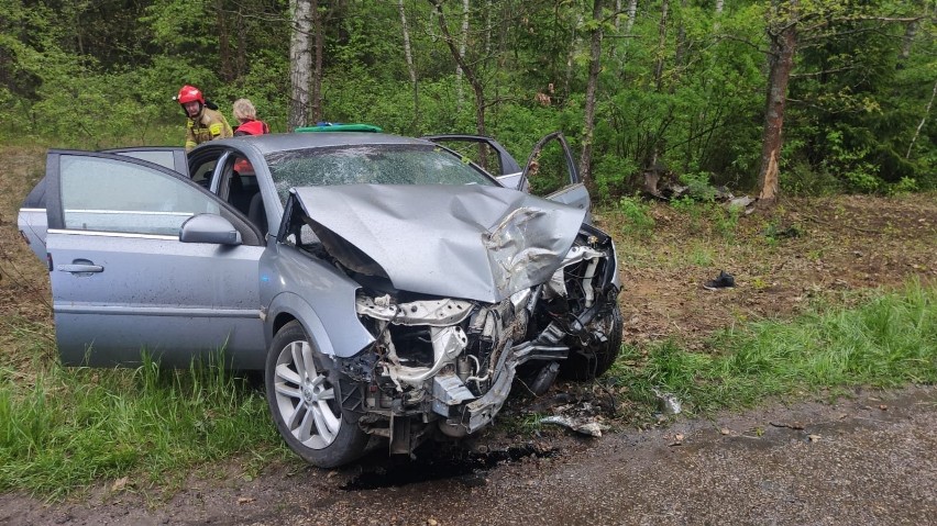 Bemowo Piskie. Auto wypadło z drogi. Pięć osób zabrano do szpitala