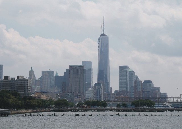 Panorama Manhattanu w Nowym Jorku z widoczną wysoką wieżą odbudowywanego World Trade Center.