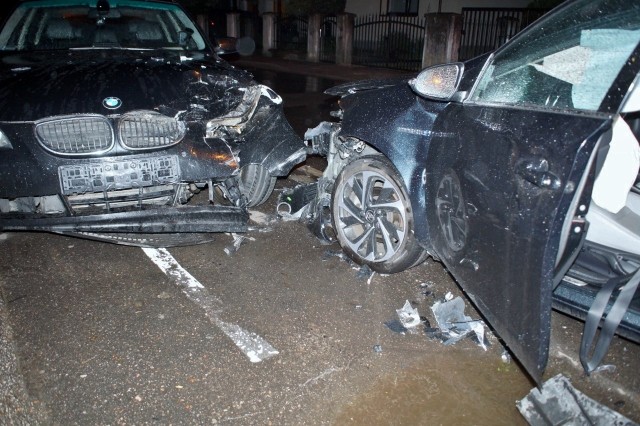 Wczoraj wieczorem (21.06), po godz. 23., zderzyły się trzy samochody osobowe na ul. Wandy. Z nieoficjalnych informacji wynika, że kierujący Toyotą mężczyzna, żeby uniknąć kolizji ze Skodą, zjechał na lewą stronę ulicy, prosto w zaparkowane na poboczu BMW. W zdarzeniu nikt nie odniósł poważniejszych obrażeń. 