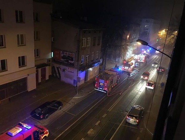 Trzecia ofiara sobotnich pożarów w Łodzi. Przed północą płonęło mieszkanie przy ul. Limanowskiego [zdjęcia, FILM]