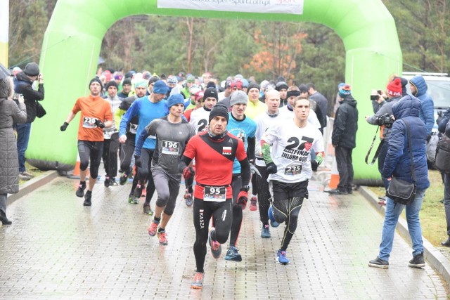 Listopadowa pogoda wciąż pozwala nam na wiele. Przez większość czasu świeci piękne słońce. Temperatury są na tyle wysokie, że spacerując po mieście, cały czas możemy napotkać na rowerzystów, bądź biegaczy. W Zielonej Górze nie brakuje miejsc, w których można swobodnie pobiegać. Wybraliśmy dla Was kilka takich. Znajdziecie je w galerii zdjęć. Czytaj więcej na kolejnych slajdach. Posługuj się klawiszami strzałek, myszką lub gestami WIDEO: Zielonogórskie Biegi Górskie "Rollercoaster"