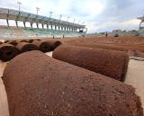 Na stadionie Radomiaka zrobi się zielono. Do Radomia przyjechały pierwsze TIR-y z trawą z Węgier. To ostatni etap budowy murawy!