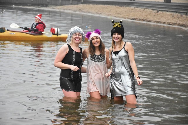 Uczestnicy noworocznej kąpieli w samo południe wskoczyli do rzeki - w karnawałowych nastrojach i... strojach.