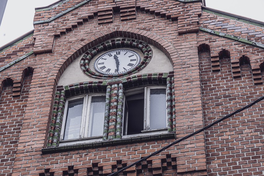 Na budynku dawnego ratusza na Załężu zamontowano nowy zegar.