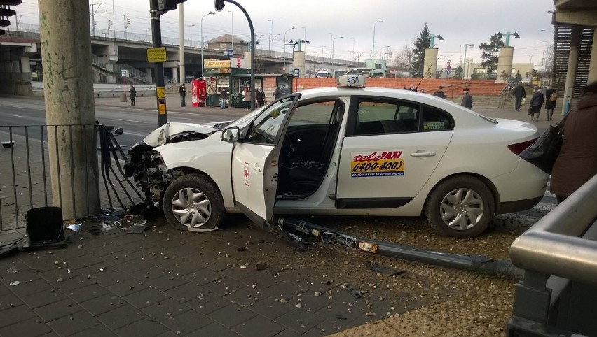 Wypadek na Bandurskiego - taksówkarz skosił sygnalizator i uderzył w filar wiaduktu [zdjęcia]