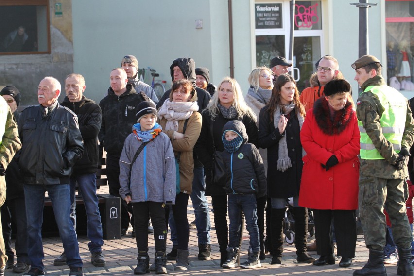 Na Placu Bartosza Głowackiego w Tarnobrzegu  „Terytorialsi” wypowiedzieli rotę przysięgi wojskowej. Było bardzo uroczyście (duzo zdjęć)