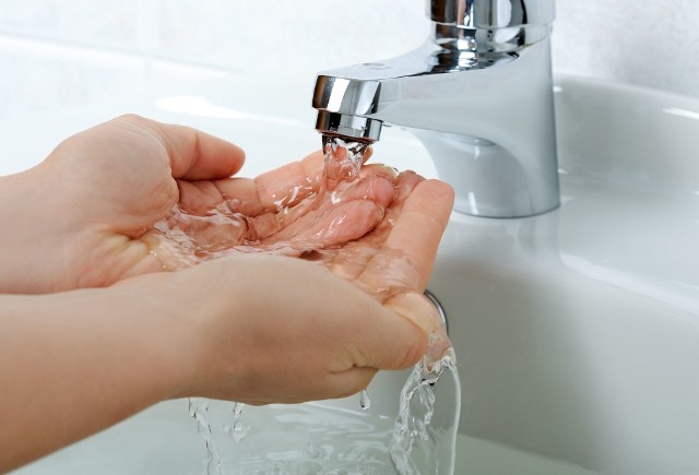 Dokładne mycie rąk niszczy wirusa