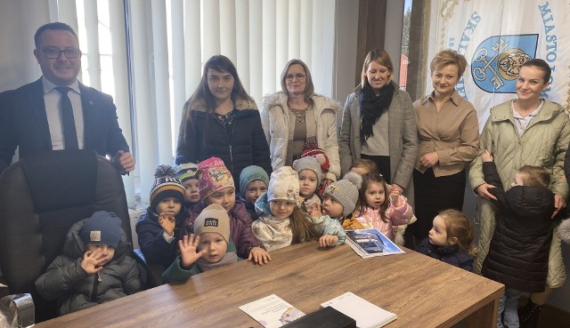 Dzieci ze skalbmierskiego Przedszkola Integracyjnego imienia Marii Montessori zasiadły w fotelu burmistrza miasta i gminy i sporządziły ważne dokumenty poświadczone swoim własnoręcznym podpisem!