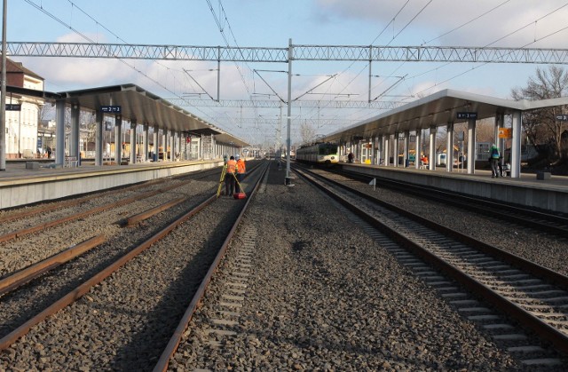 Kompleksowa modernizacja radomskiej stacji kolejowej jest już na finiszu. Za prawie 100 milionów złotych są budowane od podstaw perony i ułożono 14 kilometrów torów wraz z towarzyszącą infrastrukturą.