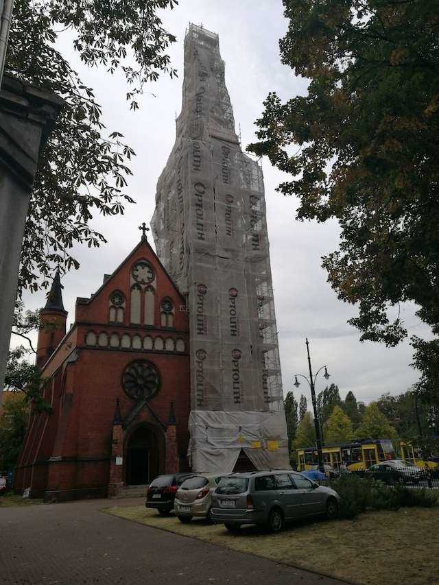 Za zasłoną rusztowań zniknęła wieża kościoła św. Szczepana