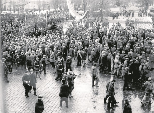 Jedna z ilustracji wykorzystanych w książce: początek protestu w Stoczni Gdańskiej 14 grudnia. Tak rozpoczął się Grudzień ’70