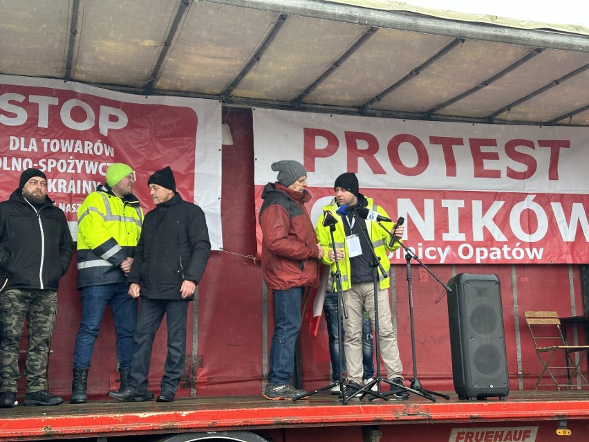 W Sandomierzu trwa protest rolników. Ponad 300 maszyn rolniczych blokowało drogi dojazdowe do mostu na Wiśle! Było nerwowo 