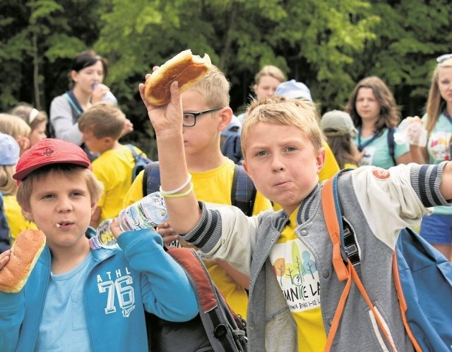 Czwartek białostoccy harcerze spędzili w Centrum Produktu Lokalnego w Sokolu. Tu uczyli się m.in. jak krzesać ogień czy produkować papier czerpany.