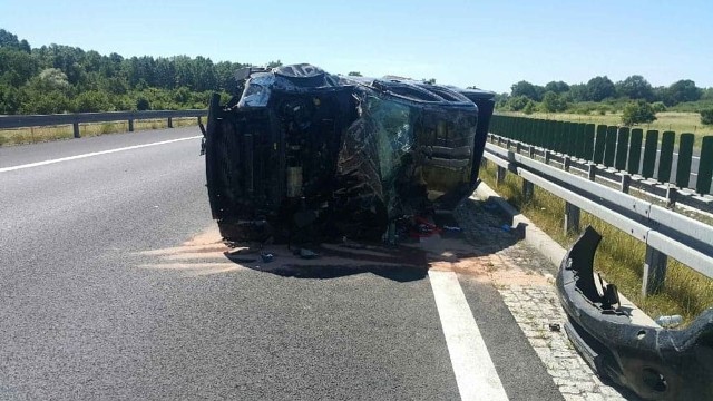 Do wypadku doszło w czwartek, 7 czerwca, na trasie S3 koło mostu w Cigacicach. Dachował samochód osobowy. Droga jest zablokowana.Kierowca nissana navara jechał w kierunku Sulechowa. – Przed mostem w Cigacicach uderzył w stojącą na pasie awaryjnym lawetę – mówi nadkom. Tomasz Szuda, naczelnik zielonogórskiej drogówki.Samochód po uderzeniu w lawetę wyleciał w powietrze i dachował upadając na pas ruchu w przeciwnym kierunku. Na szczęście mimo bardzo groźnie wyglądającego zdarzenia, nikomu nic się nie stało.Co jest główną przyczyną wypadków na polskich drogach?Na miejsce przyjechała zielonogórska drogówka. Na trasie S3 zrobił się gigantyczny korek. – Prosimy kierowców żeby jechali drogę przez stary most w Cigacicach – mówi podinsp. Małgorzata Stanisławska, rzeczniczka zielonogórskiej policji. Policja kierowała osobówki na starą drogę do Cigacic. W tej chwili ruch został udrożniony. 