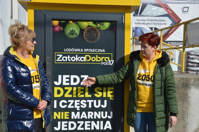 Elżbieta Belska i Agnieszka Łanecka zapraszają do korzystania ze społecznej lodówki