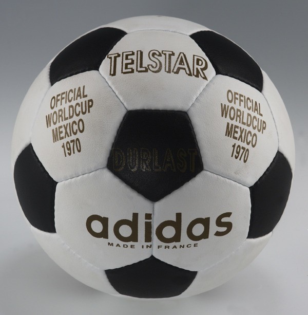 Adidas Telstar - Mistrzostwa Świata 1970 (Meksyk).  Była ona pierwszą białą futbolówką połączoną z czarnymi pięciokątami, co stworzyło najbardziej klasyczny i powszechny przez lata wygląd piłek. Jej nazwa zrodziła się dlatego, że Mistrzostwa Świata w Meksyku były pierwszą tego rodzaju imprezą piłkarską transmitowaną na żywo przez telewizję. Stąd właśnie - Telstar, będąca skrótem od "Star of Television" - "Gwiazda Telewizji". 