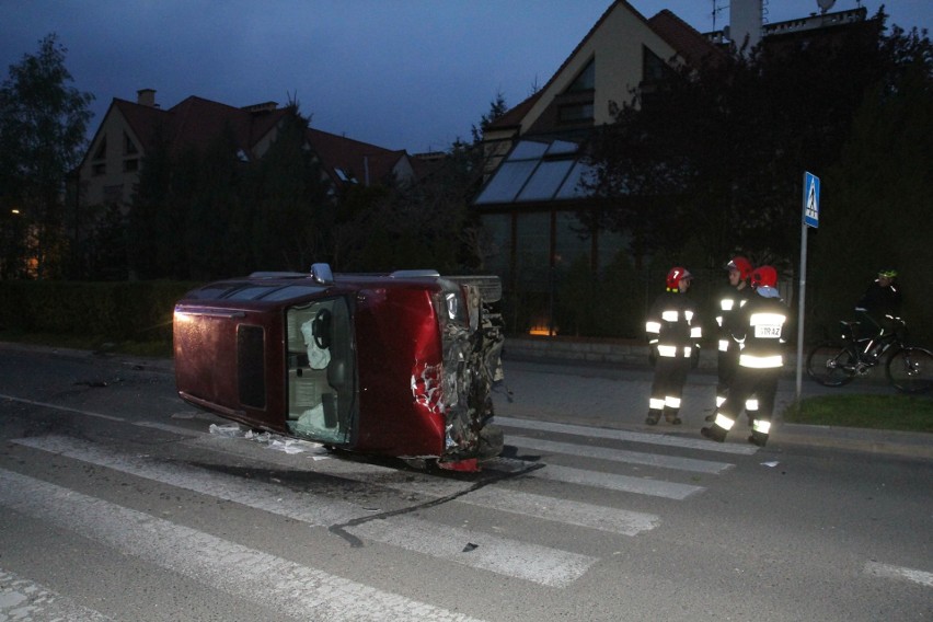 Wypadek na Kozanowie. Mitsubishi koziołkowało i uderzyło w latarnię (ZDJĘCIA)