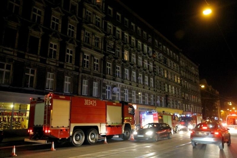 Wrocław: Pożar i ewakuacja na Jedności Narodowej. 3 osoby ranne, 1 w ciężkim stanie (ZDJĘCIA)