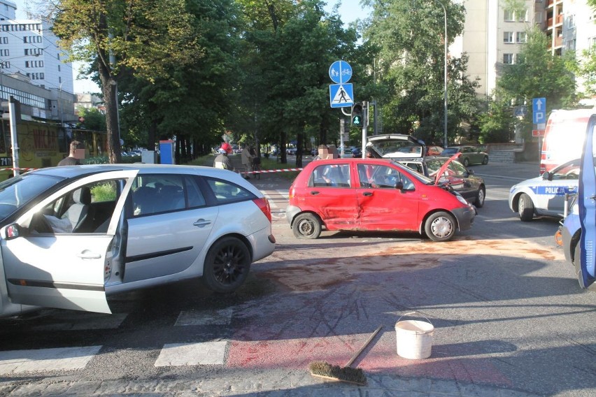 Wypadek trzech samochodów na Powstańców Śląskich. Dwie osoby ranne