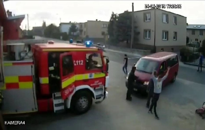 Strażacy z OSP Darzlubie: chcieli jechać gasić pożar lasu, ale wyjazd blokował samochód. Pomogli mieszkańcy