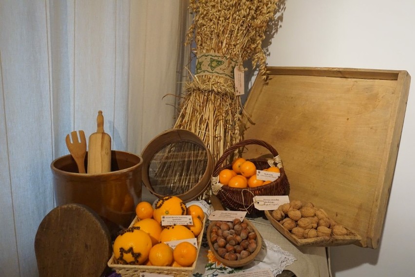 Zboże zebrane w snopek ustawiano w kącie wiejskie izby....