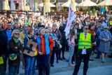 Białystok. Manifestacja poparcia dla strajkujących nauczycieli. Wiec poparcia na Rynku Kościuszki zgromadził setki osób  [ZDJĘCIA, WIDEO]