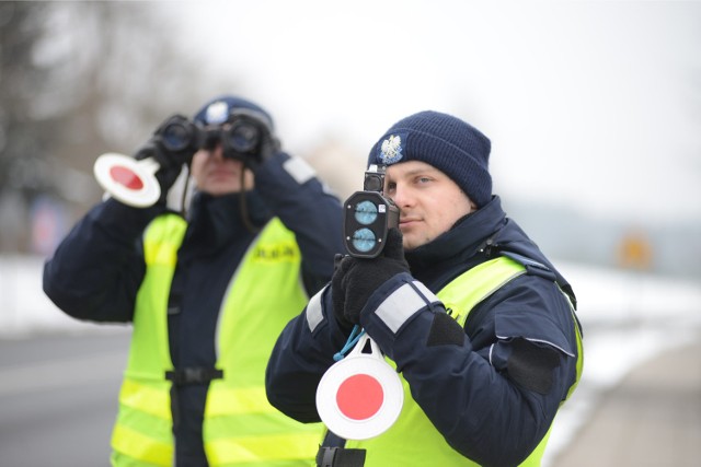 06.02.2015. brzozka powiat krosnienski policja policjant policjanci kontrola radarowa predkosci bezpieczenstwo radar radary wrd wydzial ruchu drogowego drogowka nz z radarem sierzant jakub bodnariuk i  mlodszy  aspirant andrzej rogowski fot. mariusz kapala / gazeta lubuska