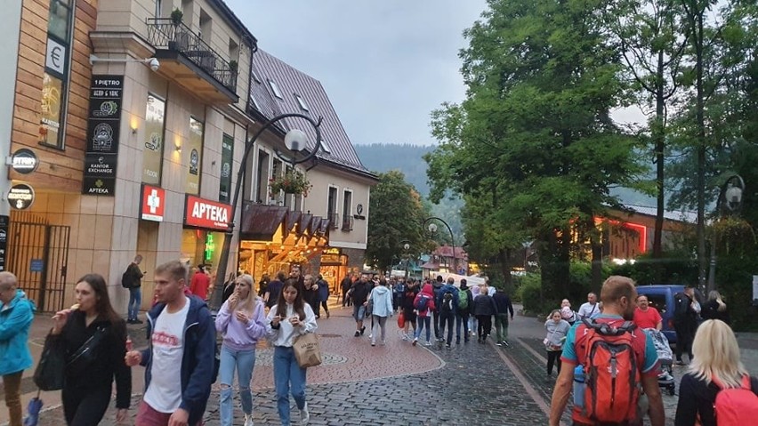 Zakopane. Deszczowe Krupówki pełne turystów, niestraszne im załamanie pogody