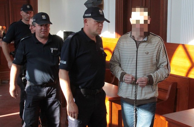 Mężczyźni są oskarżeni o usiłowanie zabójstwa swojego pracownika. Doszło do tego w Podolu koło Grójca. Wczoraj słuchali mów końcowych w Sądzie Okręgowym w Radomiu.