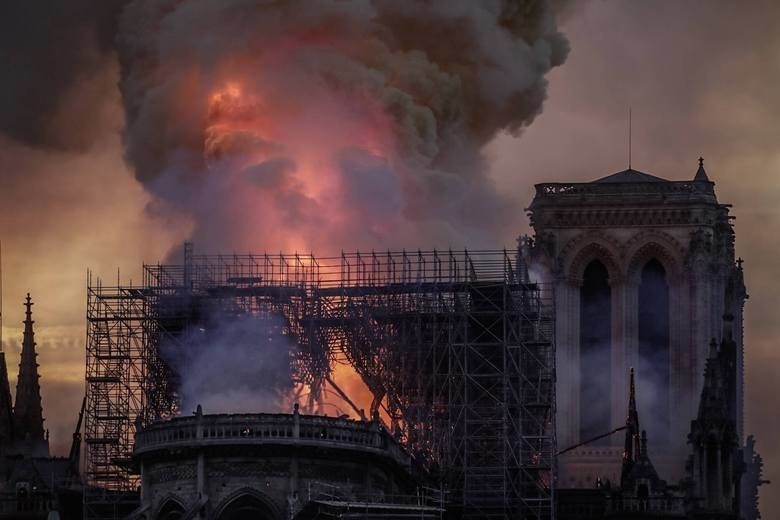 Pożar Katedry Notre Dame w Paryżu. Symbol Francji w ogniu! Anne Hidalgo: znajdziemy siły, by się podnieść.