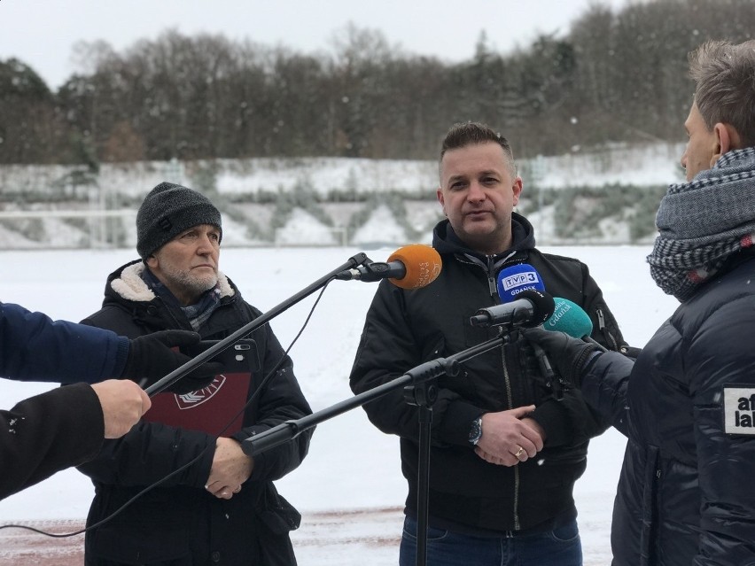 Konferencja prasowa na stadionie 650-lecia w Słupsku