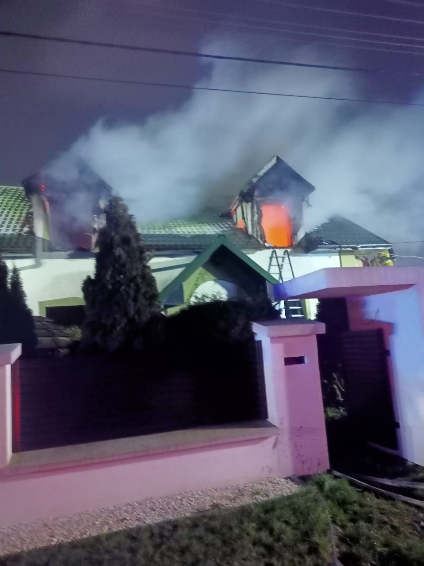 Pożar domu w miejscowości Grabki Duże. Strażacy w akcji. Zobacz zdjęcia