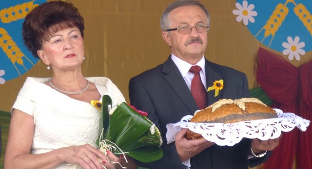 Wójt Wiślicy, Stanisław Krzak, razem z żoną Jadwigą otrzymali dorodny bochen chleba dożynkowego.