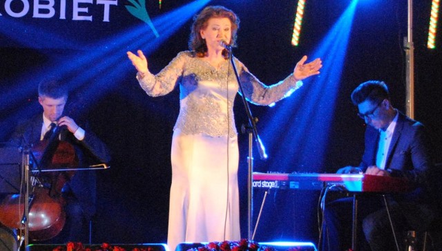 Halina Frąckowiak wystąpiła w Starej Błotnicy. Koncert zorganizowano na Dzień Kobiet w szkolnej sali gimnastycznej.