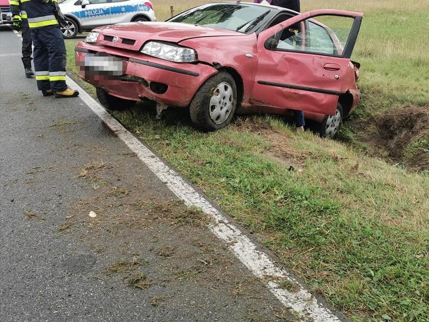 Kolizja w Chorzelach. Auto w rowie. Wyglądało to bardzo groźnie. 27.08.2020. Zdjęcia