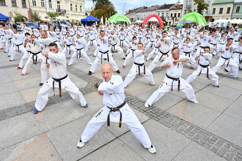 Karatecy z całej Polski na Rynku w Kielcach. Dali efektowny pokaz [ZDJĘCIA]