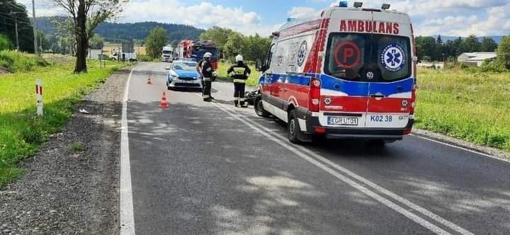 Wypadek w Białej Niżnej. Motocyklista ranny w zderzeniu z busem. Zablokowana droga 981