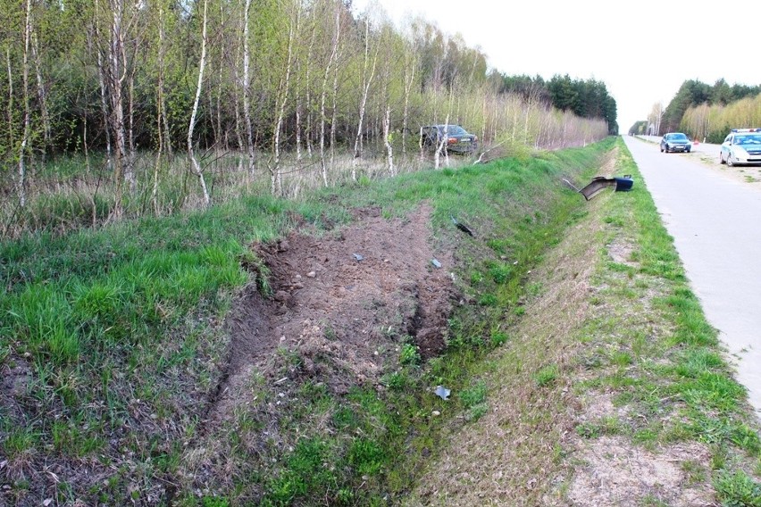 Trasa Hajnówka - Dubicze Cerkiewne. Przejechał ścieżkę, rów i wylądował w zagajniku (zdjęcia)