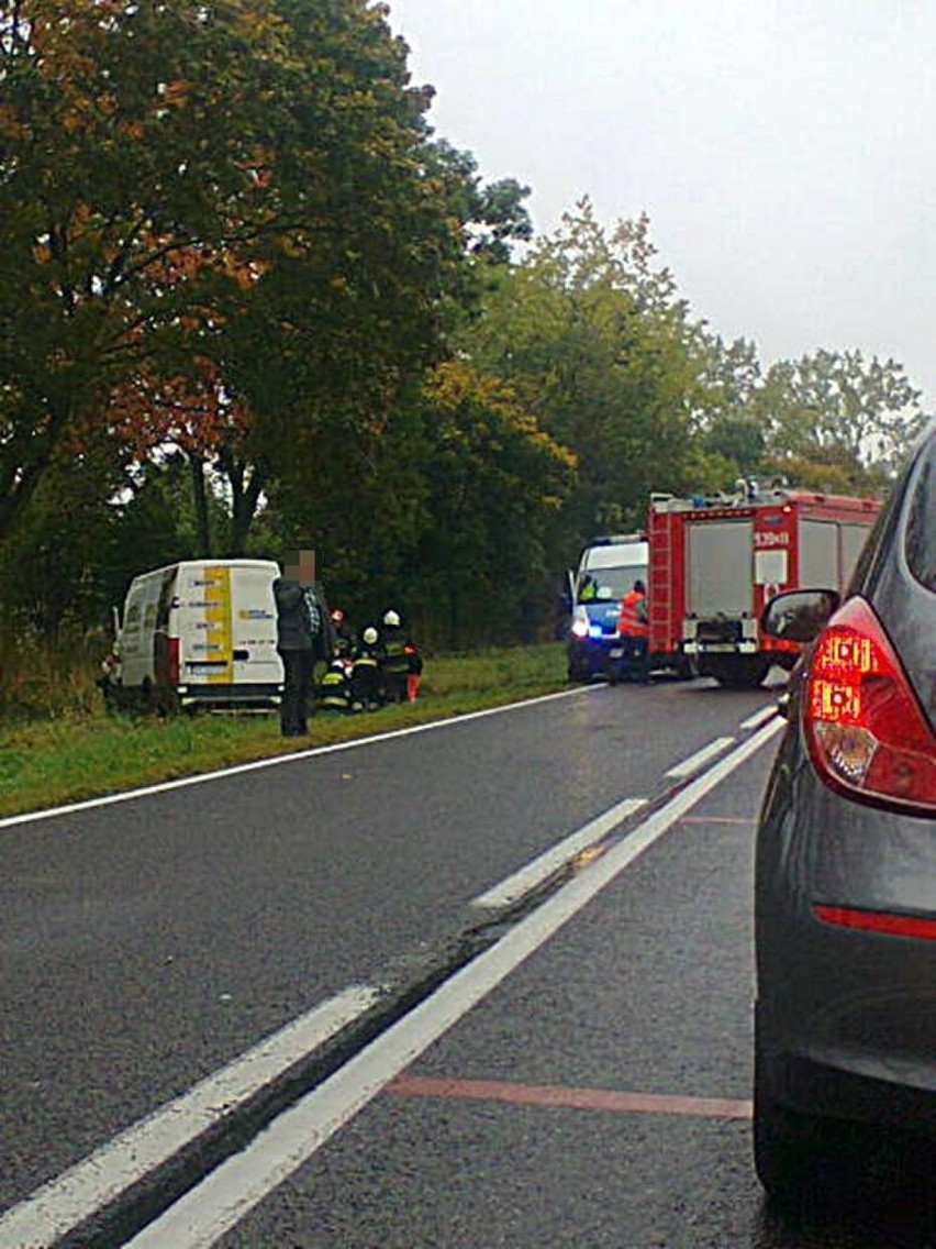 Wypadek busa na drodze krajowej nr 10. Dwie osoby ranne