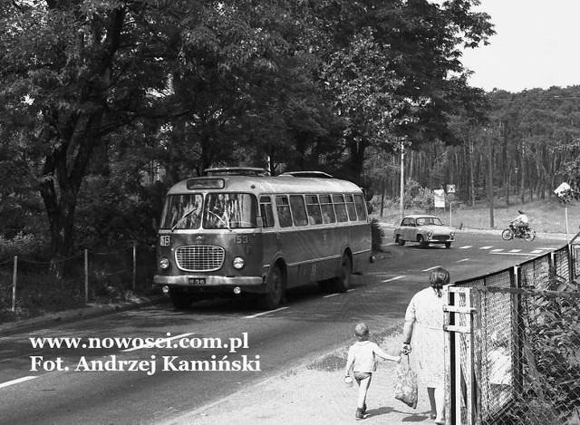 "Ogórek" na trasie linii nr 15 - na ulicy Gałczyńskiego, w pobliżu skrzyżowania z ulicą Bema. Zdjęcie z połowy lat 70.